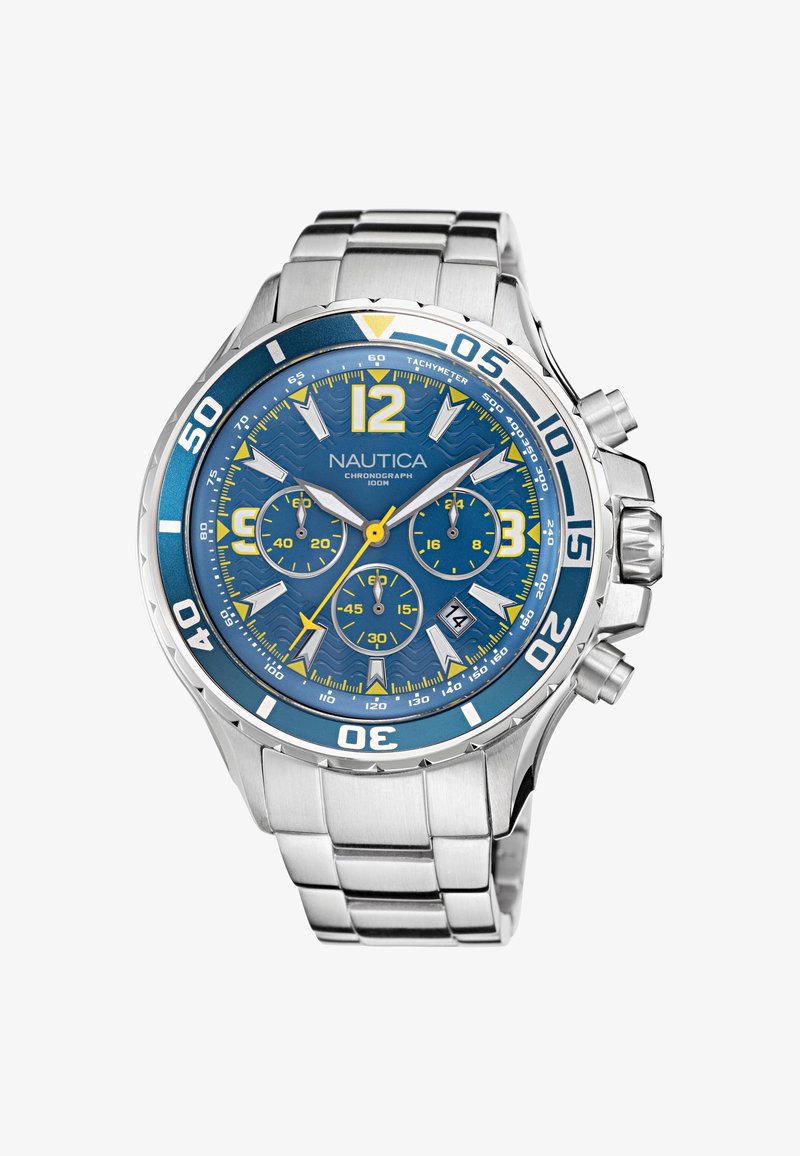 Orologio cronografo in acciaio inox argentato con quadrante blu, dettagli gialli, tre sottodial e un motivo testurizzato; resistente all'acqua fino a 100 metri.