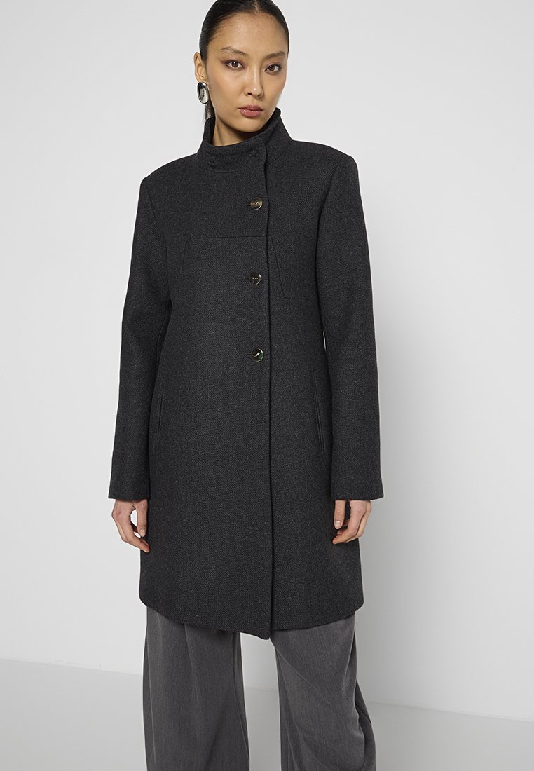 Cappotto di lana grigio scuro con colletto stand, tre bottoni, tasche laterali e linea sartoriale. Texture liscia con un design strutturato.