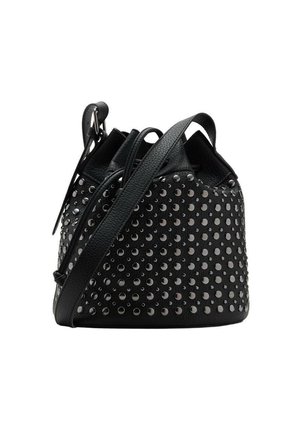 Sac seau en cuir noir avec des accents en œillets métalliques, base ronde et doubles poignées. Fini texturé et bandoulière ajustable incluse.