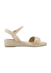 Beige espadrille-stijl sandaal met een brede band met witte tekst, een gestructureerde jute zool en een met een gesp verstelbare enkelband.