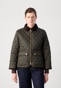 Olijfgroene gewatteerde jas met een bruine corduroy kraag, gouden hardware, twee voorzakken en een rits sluiting, met een subtiele merklogo.