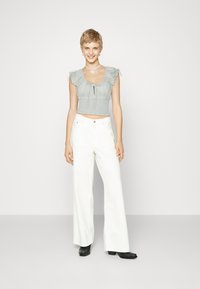 BDG Urban Outfitters NOVA ROUCHED CROP - T-shirts med print - light blue