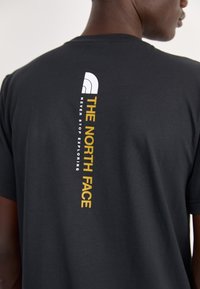 The North Face VERTICAL TEE - Print T-shirt - black