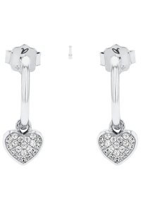 Pendientes en forma de corazón de plata con un pavé de cristales transparentes, que presentan una superficie lisa y brillante y un diseño suspendido.