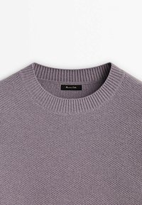 Pull tricoté violet avec un col rond, présentant un motif texturé et un col côtelé. L'étiquette indique "Massimo Dutti".