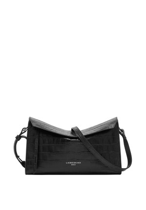 Sac à main en cuir noir avec un motif de crocodile embossé. Il possède un rabat pliable, une bandoulière réglable et un détail de marque à l'avant.