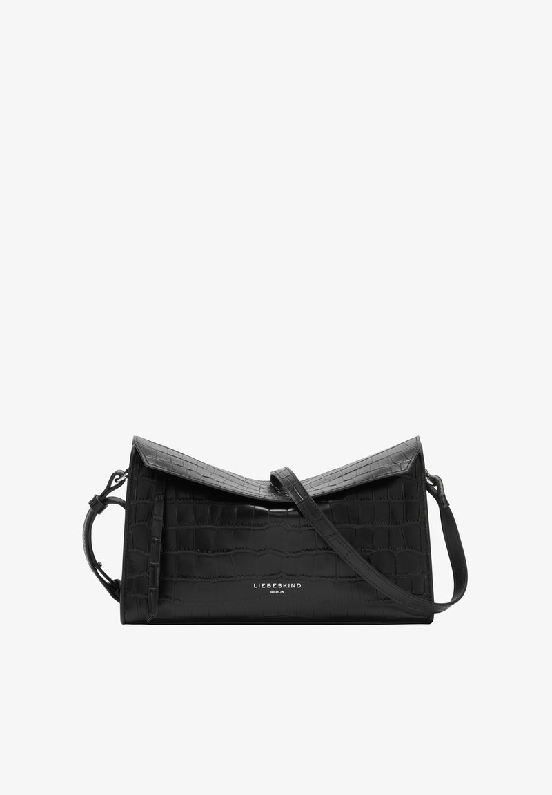 Sac à main en cuir noir avec un motif de crocodile embossé. Il possède un rabat pliable, une bandoulière réglable et un détail de marque à l'avant.