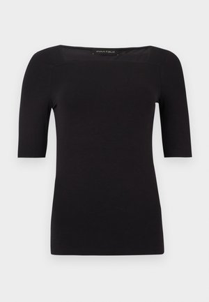 Haut noir à manches courtes avec un décolleté carré, en tissu lisse, doté d'une coupe ajustée et de détails de couture minimalistes.