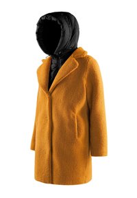 Orange pelsjakke med sort dunhættedel, reverskrave, to sidelommer og en struktureret yderside. Hætten har justerbare snore.