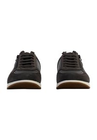 Zapatillas de ante gris con lados texturizados, parte delantera con cordones y suela de goma blanca. Presenta una suela externa marrón contrastante.
