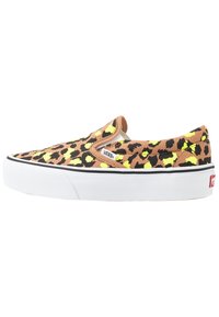 Scarpe slip-on Vans con stampa leopardata in marrone, nero e giallo neon, dotate di una suola in gomma bianca e senza lacci o chiusure.
