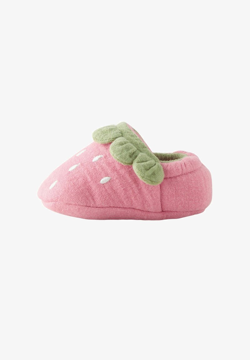 Rosa toffel med ett texturerat tyg som liknar en jordgubbe, med gröna lövdetaljer och vita frön på ytan. Mjuk, rundad form.