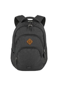 Grauem Stoff-Rucksack mit zwei vorderen Reißverschlusstaschen und einem rautenförmigen braunen Akzent. Gepolsterte Schultergurte und Netzdetails auf der Rückseite.