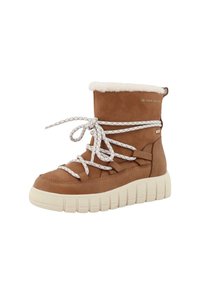 Brązowe zamszowe botki za kostkę z białym sztucznym futrem w środku, teksturowaną gumową podeszwą i białymi sznurówkami z czerwonymi akcentami. Logo marki widoczne z boku.