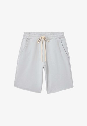 Shorts en coton gris clair avec ceinture élastique et cordon beige, dotés de poches latérales et d'une coupe décontractée.