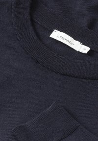 Marineblaue Strickjacke mit rundem Halsausschnitt und gerippten Bündchen. Etikett sichtbar mit dem Markennamen "hessnatur" und Größenlabel "36."