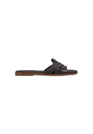 Sandalia plana marrón con tiras de cuero cruzadas y una suela delgada de color marrón claro, diseñada para uso casual.