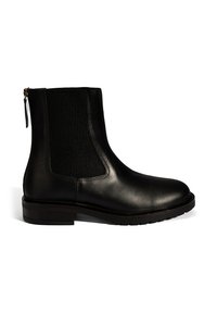 Schwarze Leder-Stiefelette mit elastischen Seitenpaneelen und einem niedrigen, gestapelten Absatz, seitlich auf einem weißen Hintergrund abgebildet.