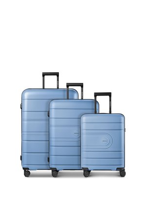 Tres maletas rígidas azules con asas telescópicas y cuatro ruedas, dispuestas una al lado de la otra en tamaños pequeño, mediano y grande.