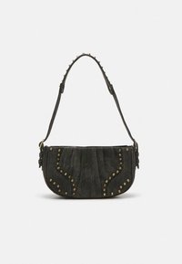 Τσάντα από μαύρο τζιν με κυρτό σχήμα, διακοσμημένη με χρυσά καρφιά στα άκρα, με κοντό λουρί για να κρατιέται.