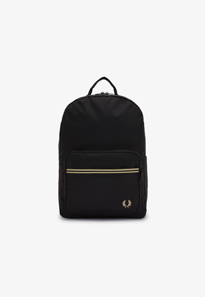Sac à dos noir avec une poche avant zippée ornée de deux bandes beige et un petit logo de couronne de laurier dans le coin inférieur droit.