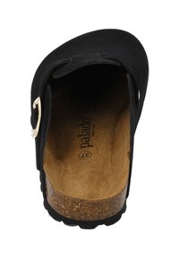 Mule de ante negro con plantilla de corcho ligera, diseño de punta abierta y un acento de hebilla plateada en la correa. Suela de goma texturizada.