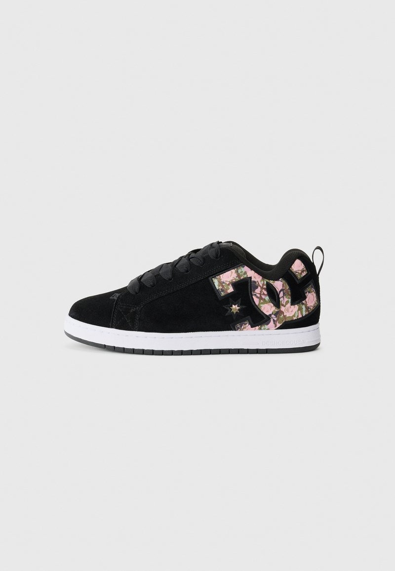 Fekete velúr sneaker fehér gumitalppal. Nagyméretű virágmintás logóval a side és fekete kötőfűzőkkel rendelkezik. Alacsony szárú kialakítás.