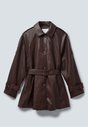 Cappotto in pelle marrone scuro con chiusura a bottoni, ampio colletto, maniche lunghe con cinturini e tasche laterali.