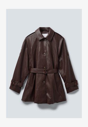 Tmavohnedý kožený kabát s opaskom a gombíkovým zapínaním, širokým golierom, dlhými rukávmi so sponovými pásikmi a bočnými vreckami.