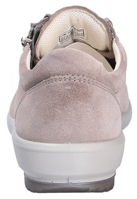 Helle rosa Wildlederschuhe mit abgerundetem Rücken, weißer Gummisohle und einem Reißverschluss an der Seite. Das Innere verfügt über eine gepolsterte Innenausstattung.