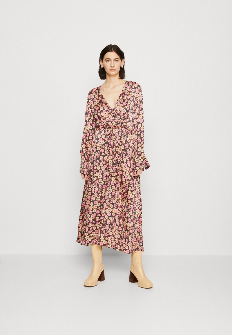 Second Female VICTORY V NECK DRESS Freizeitkleid camellia/pink