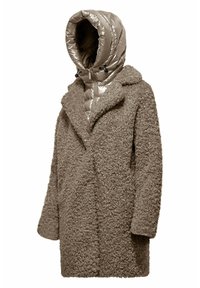 Cappotto esterno marrone, morbido e peloso, con una finitura testurizzata e un colletto oversize, dotato di un cappuccio staccabile in stile piumino lucido.