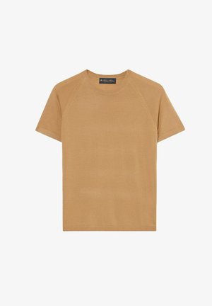 T-shirt à manches courtes et col rond en tissu doux de couleur beige ; doté de manches raglan et d'un ourlet droit avec des détails de couture subtils.