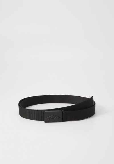 Cinturón negro hecho de nailon trenzado, con una hebilla rectangular de plástico negro con un logotipo sutil. Diseño simple y funcional.