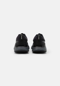 Nike Performance - Neutrální běžecké boty - black/iron grey/white - 2