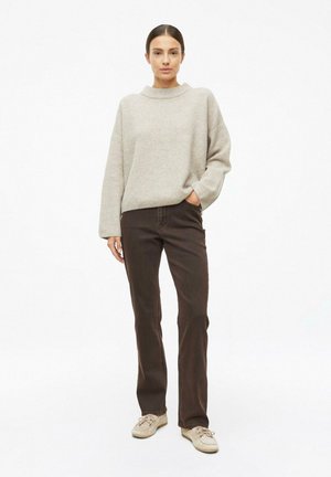 s.Oliver, JEANS-HOSE KAROLIN - Straight leg jeans - dunkelbraun