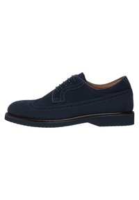 Námořnické semišové společenské boty s wingtip designem, brogue detaily, pěti očky a strukturovanou gumovou podrážkou. Hladké kožené vnitřní podšívky.