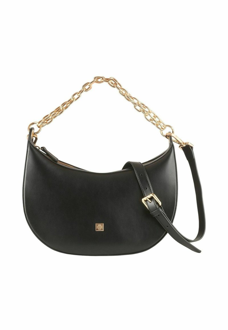 Borsa a tracolla in pelle nera con una tracolla in catena dorata, forma curvata, chiusura a zip e logo dorato in evidenza sulla parte frontale. Tracolla regolabile.