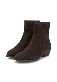 Botas de tobillo de ante marrón oscuro con punta afilada, tacón bajo apilado y detalle de cremallera lateral. Textura suave y diseño minimalista.