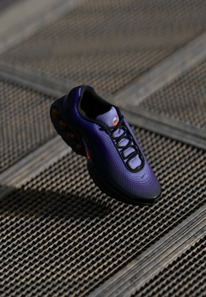 Nike Sportswear AIR MAX DN SE - Matalavartiset tennarit - medium violet/total orange/voltage purple/black