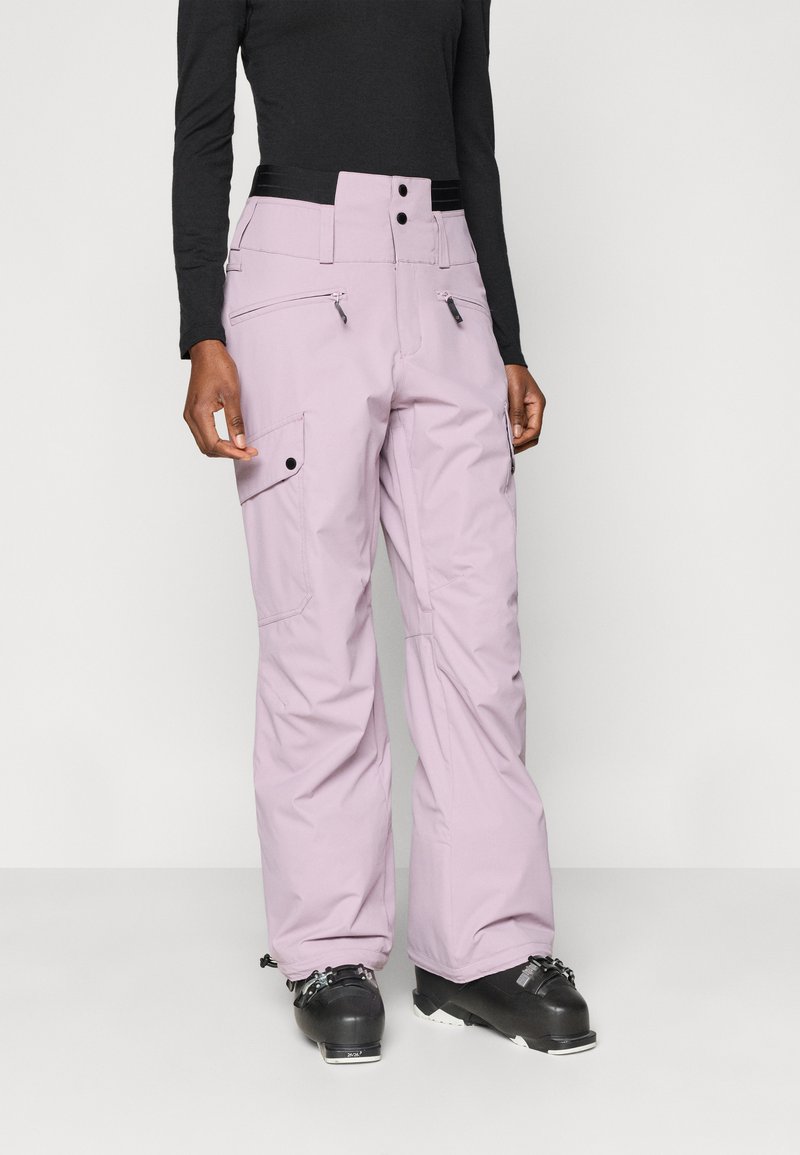 Lyse lilla skibukser med en afslappet pasform, der har flere lommer, lynlåse og en sort talje. Designet til kolde vejrforhold.