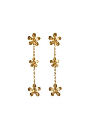 Gouden oorbellen met drie verbonden bloembedels die aan kleine kettingen hangen, waarbij elke bloem vijf afgeronde bloembladeren heeft.