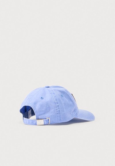 Γαλάζιο ρυθμιζόμενο καπέλο μπέιζμπολ με λουράκι με μεταλλική αγκράφα, τοποθετημένο σε λευκή επιφάνεια, δείχνοντας την πίσω και πλευρική όψη.