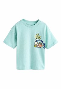 Tricou albastru deschis cu mânecă scurtă, realizat din material moale, cu un imprimeu colorat cu un soare și frunze de palmier și textul "DISTRACȚIE ÎN JUNGLE".