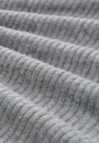 Grauer, strukturierter Stoff mit horizontalen Rippenmustern, der ein weiches, gestricktes Aussehen und einen leichten Glanz aufweist. Ideal für Kleidung oder Polsterung.