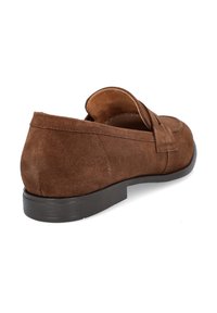 Brązowe zamszowe mokasyny z niskim obcasem, z zaokrąglonym noskiem i detalem szwu z przodu. Gładka wyściółka wewnętrzna.