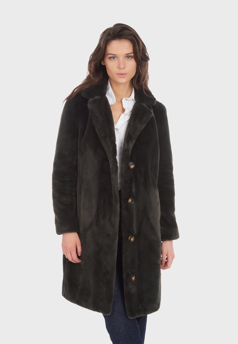 Manteau en fausse fourrure vert foncé avec un col, cinq boutons et une texture douce, conçu pour apporter chaleur et couverture, avec des manches longues.