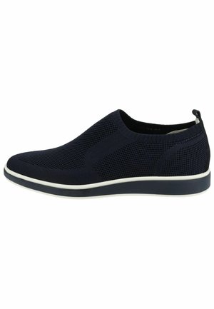 Zapatos de marinero sin cordones, hechos de un material de malla texturizada, con una suela blanca y acentos en negro contrastante en el talón y la entresuela.