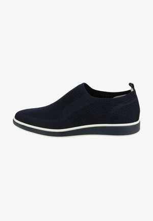 Zapatos de marinero sin cordones, hechos de un material de malla texturizada, con una suela blanca y acentos en negro contrastante en el talón y la entresuela.