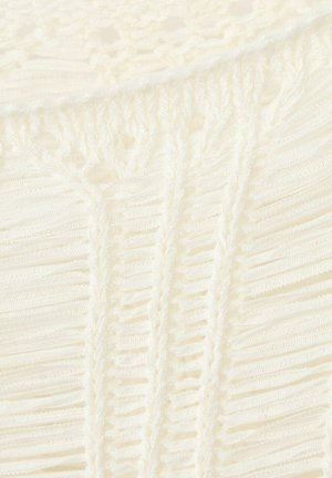 Material de culoare crem cu șiruri verticale de fire răsucite și broderie deschisă, creând un model texturat asemănător dantelei.